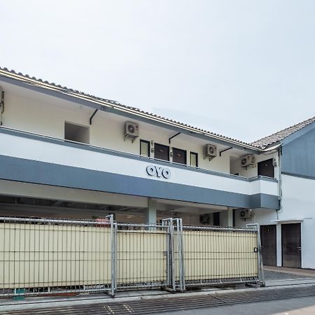 Oyo 1460 Anyelir Residence Cirebon Esterno foto