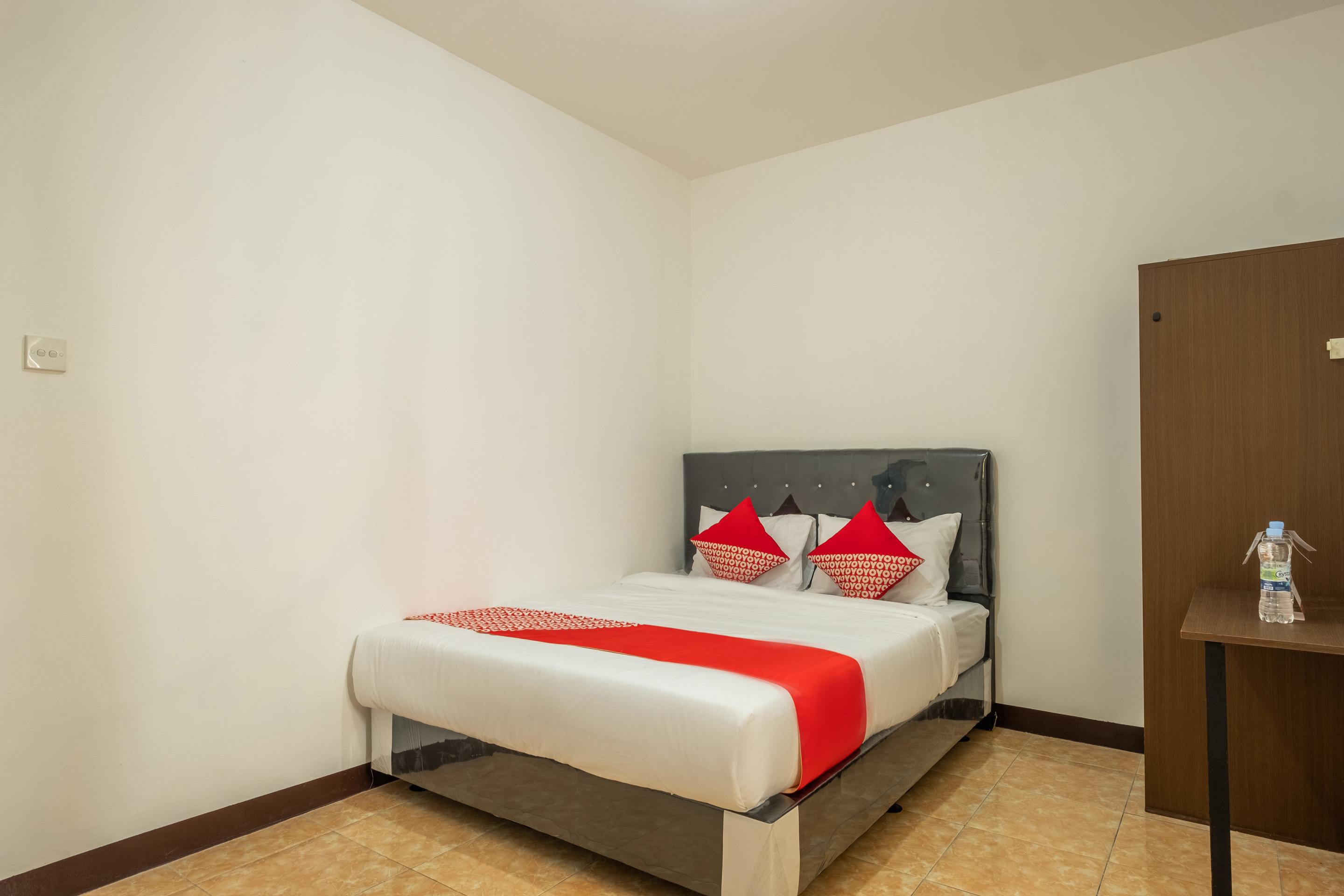 Oyo 1460 Anyelir Residence Cirebon Esterno foto