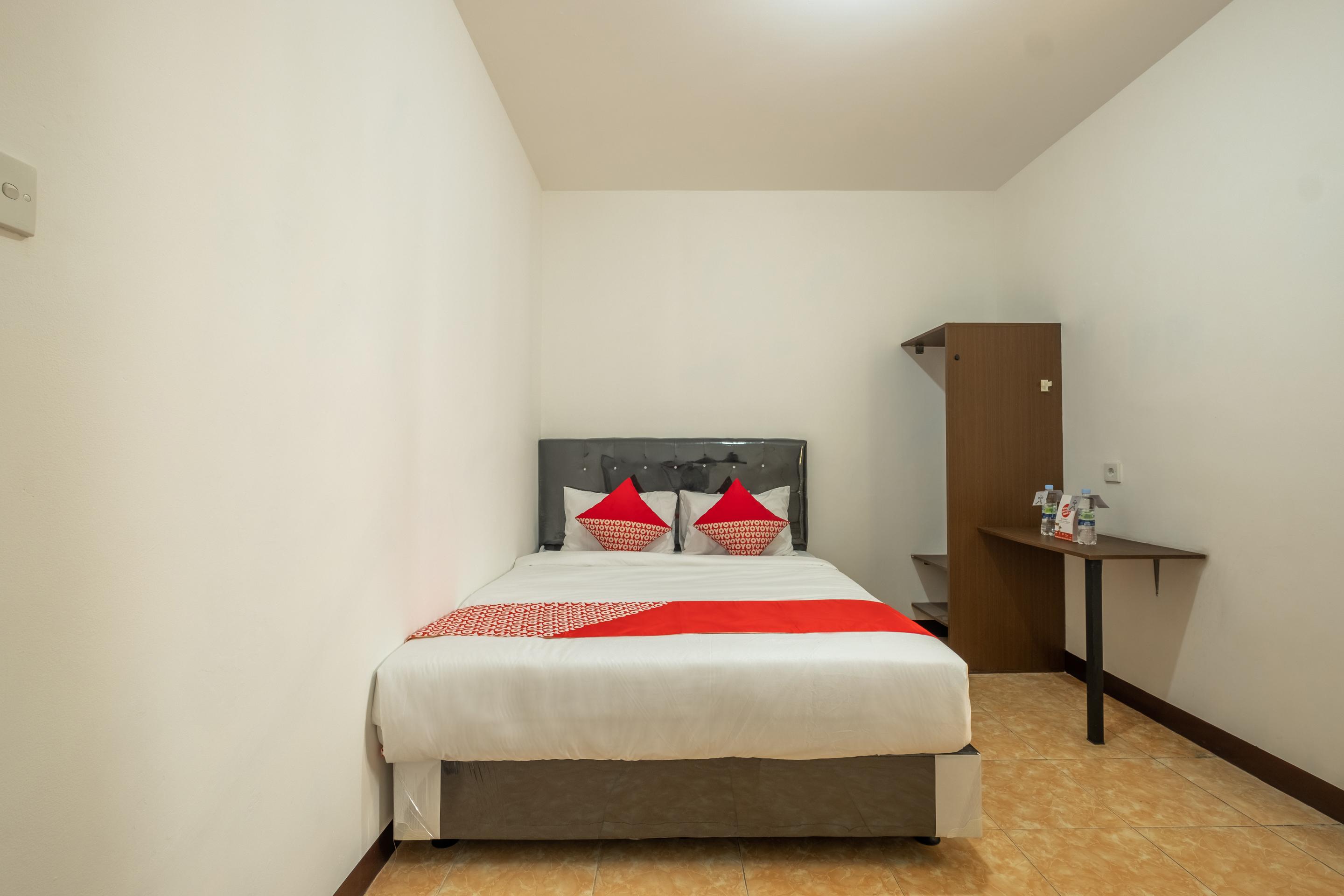 Oyo 1460 Anyelir Residence Cirebon Esterno foto