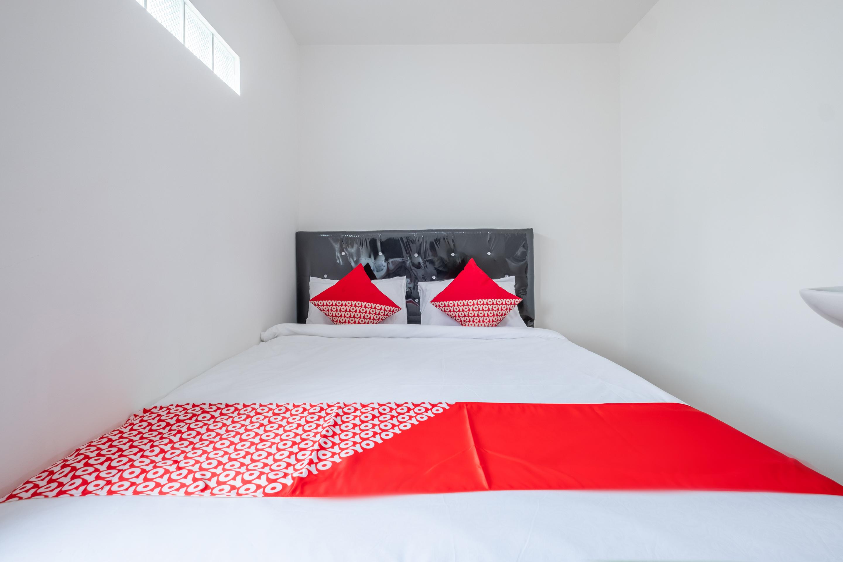 Oyo 1460 Anyelir Residence Cirebon Esterno foto