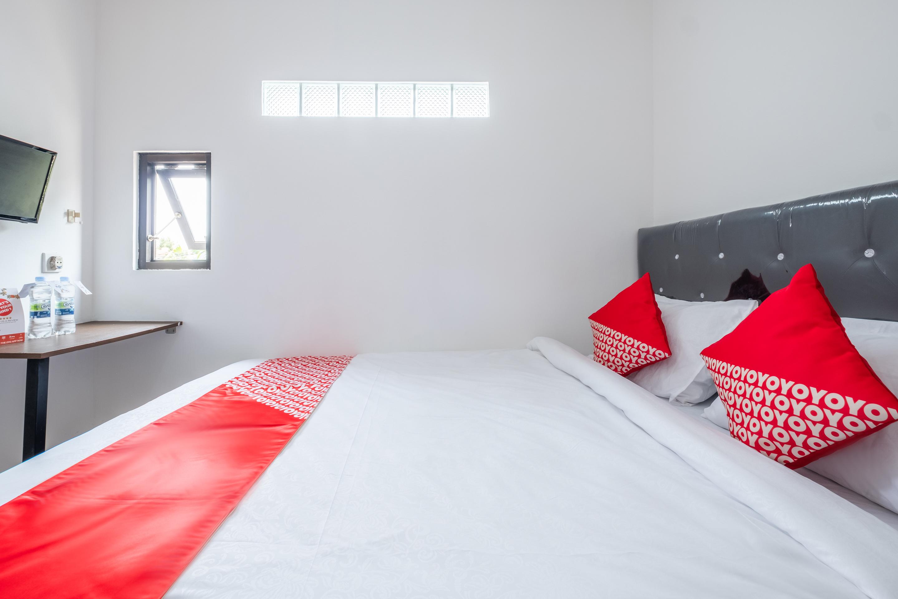 Oyo 1460 Anyelir Residence Cirebon Esterno foto
