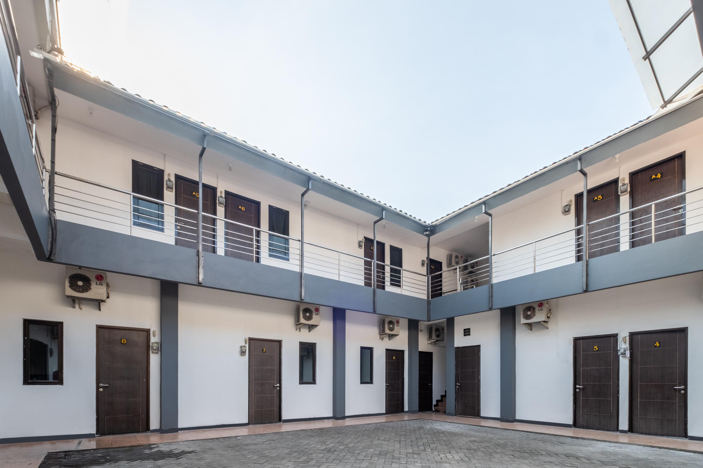 Oyo 1460 Anyelir Residence Cirebon Esterno foto