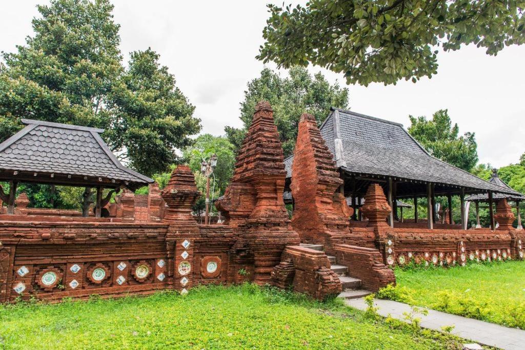 Oyo 1460 Anyelir Residence Cirebon Esterno foto