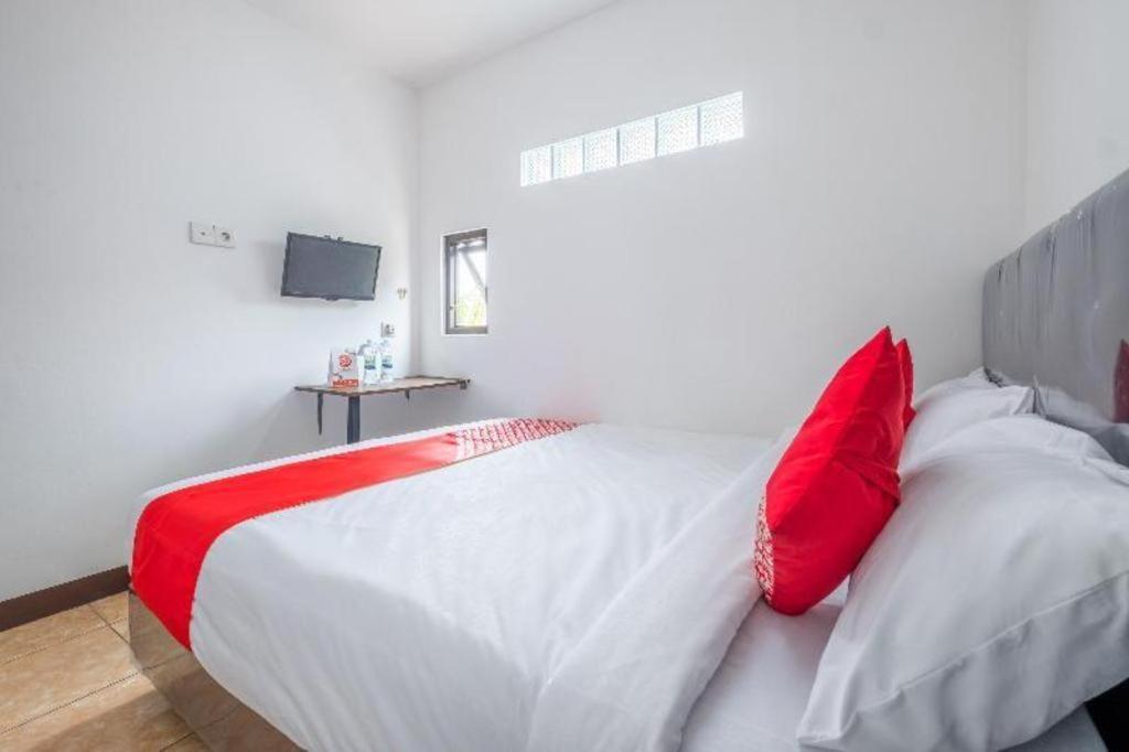 Oyo 1460 Anyelir Residence Cirebon Esterno foto